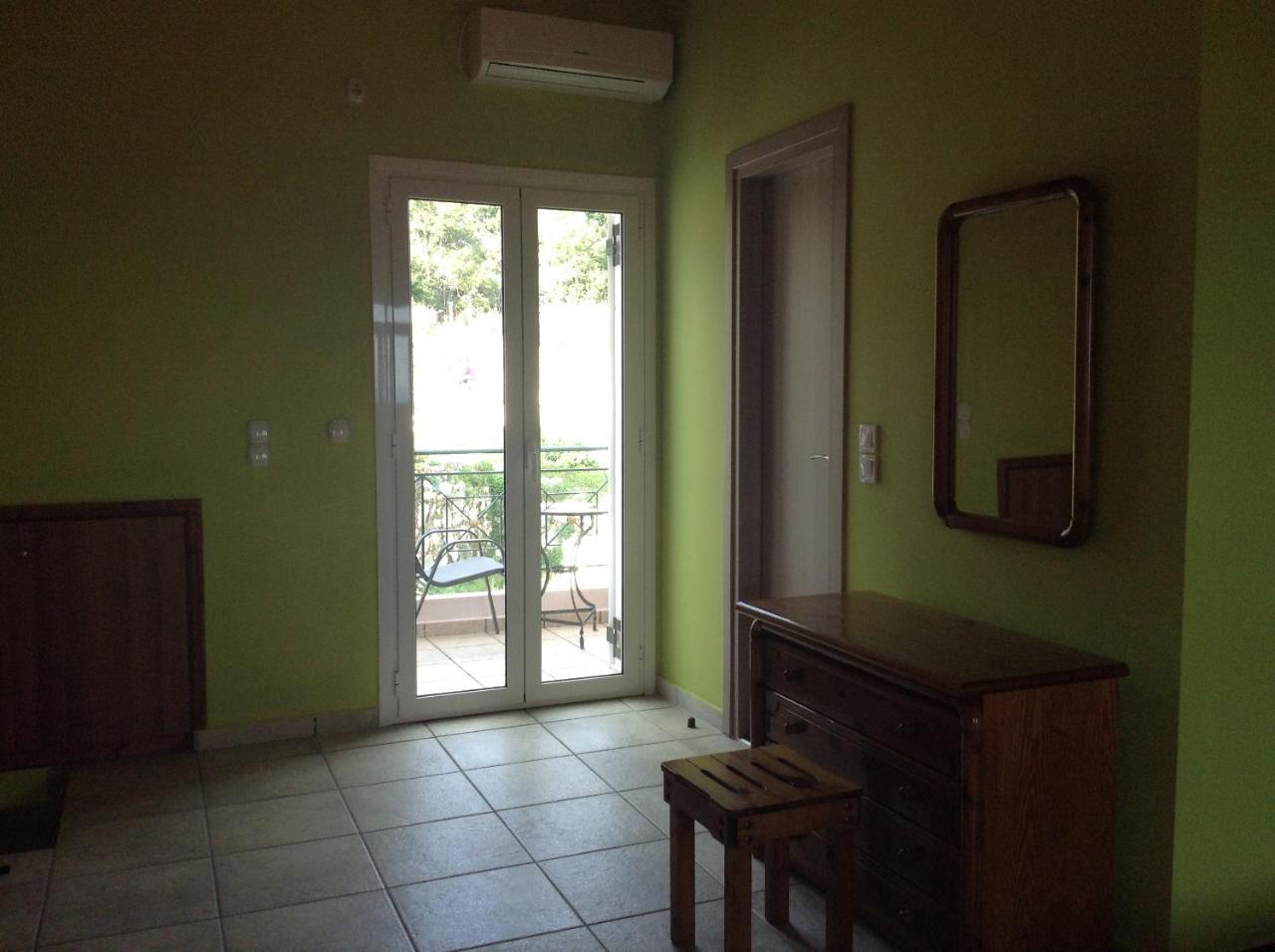 Appartement Dogis Retreat à Agia Efimia Extérieur photo